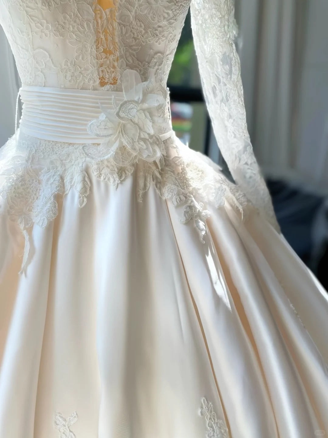 Girlhomeshops--đź’•White long-sleeved exquisite lace long tulle wedding dress gh5444