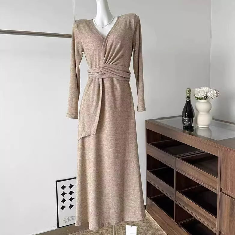 French-style mature and sophisticated V-neck long-sleeved dress, new early spring design, with a tie-up slit, waist-cinching, hip-hugging long skirt. 11455