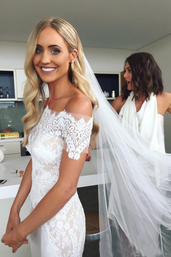 Off-the-Shoulder Trumpet/Mermaid Lace Wedding Dress