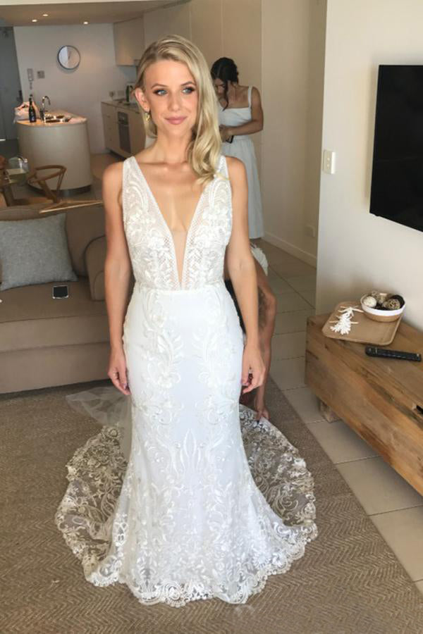 Elegant Sleeveless V-neck Lace Wedding Dress