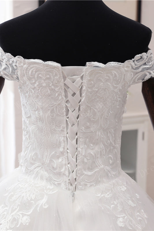 Elegant Off-the-shoulder Long Tulle Wedding Ball Gown Featuring Lace Appliques