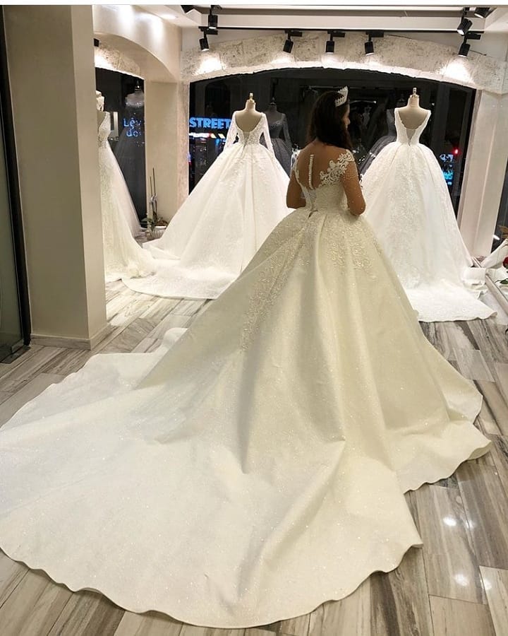 Modern Long Sleeves Sweetheart Wedding Dress with Appliques