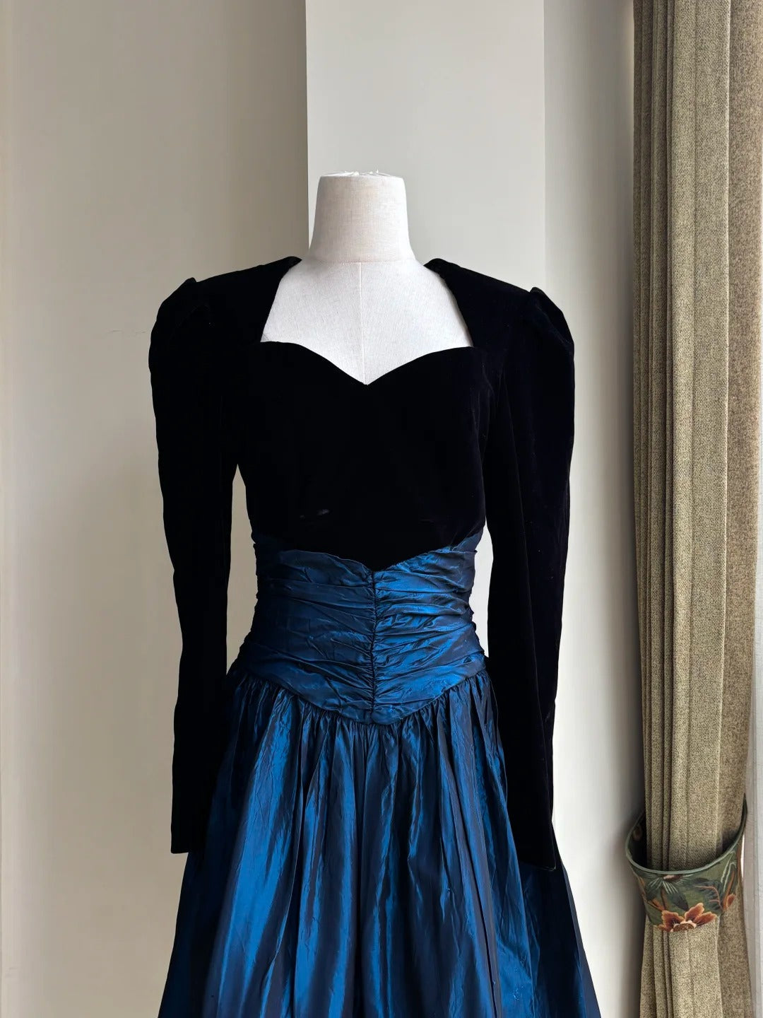 Vintage Black And Blue A-line Long-sleeved Velvet And Satin Prom Dress Evening Dress cc5339