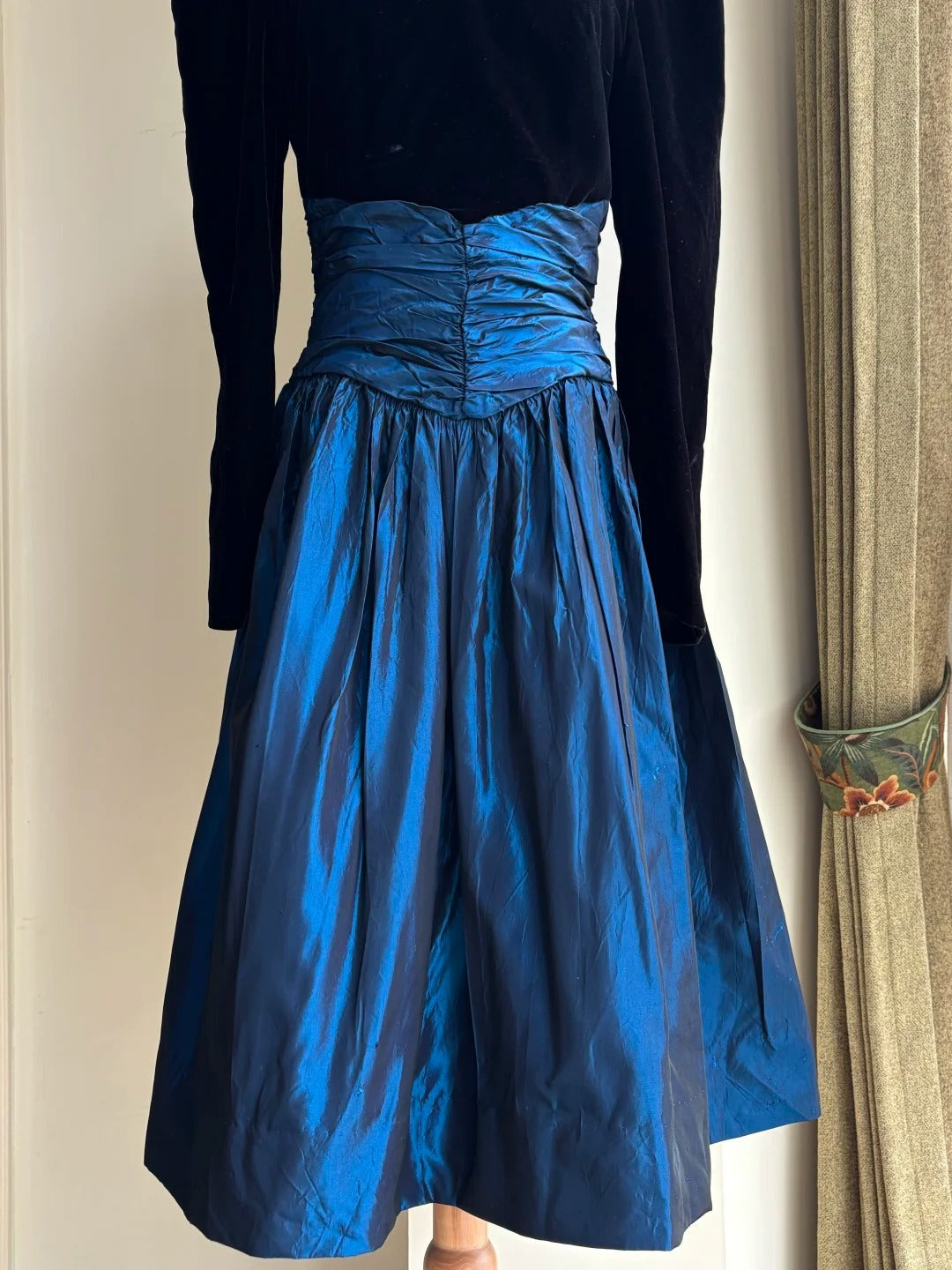Vintage Black And Blue A-line Long-sleeved Velvet And Satin Prom Dress Evening Dress cc5339