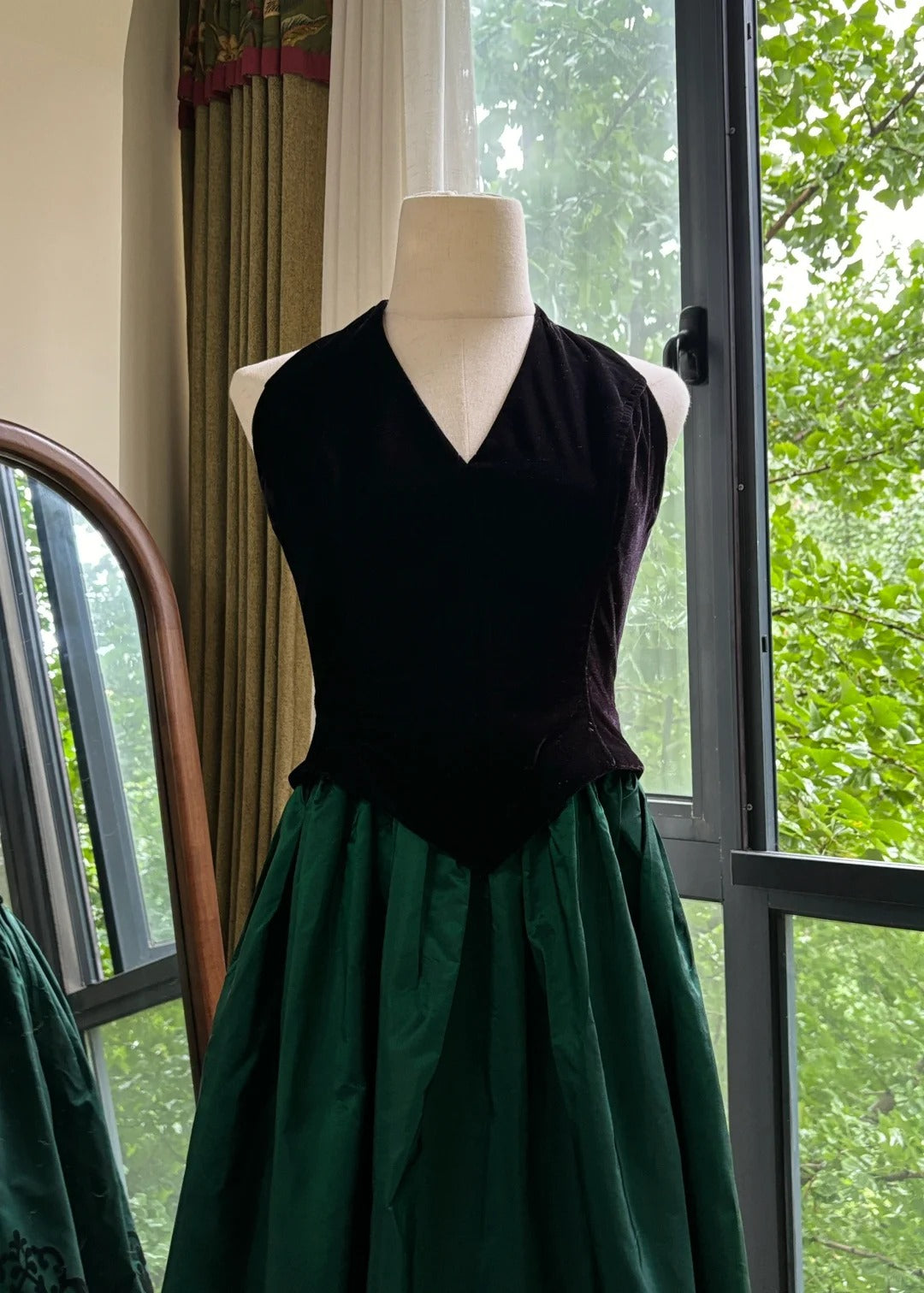 Retro Black And Green A-line Halter Neck Velvet And Satin Prom Dress Evening Dress cc5340