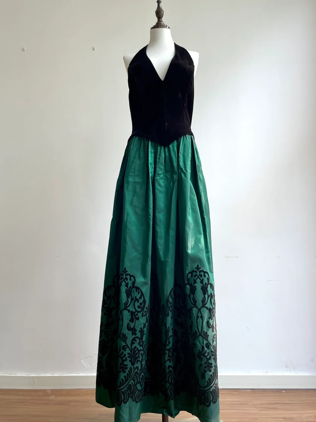 Retro Black And Green A-line Halter Neck Velvet And Satin Prom Dress Evening Dress cc5340