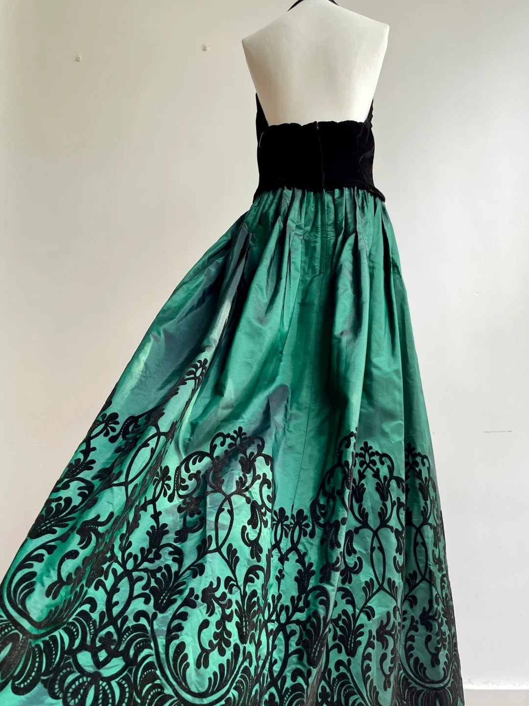 Retro Black And Green A-line Halter Neck Velvet And Satin Prom Dress Evening Dress cc5340