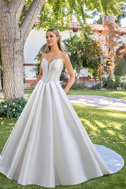 A-shaped heart-shaped neckline tight corset and floor length wedding dress
