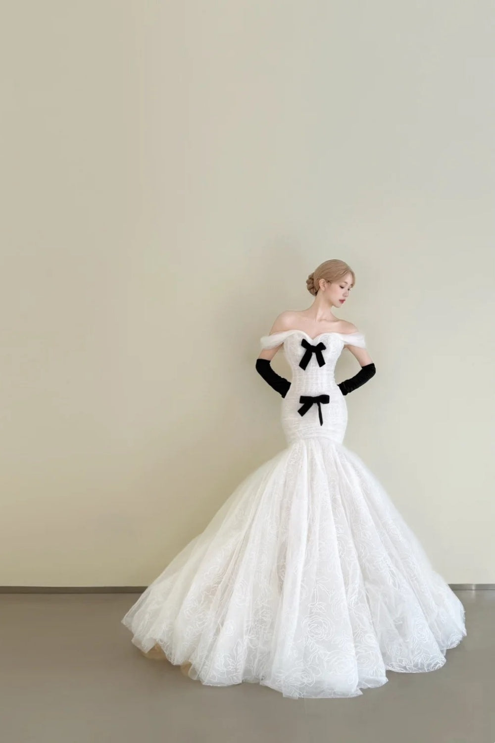 girlhomeshops-Vintage Black-White Contrast Bow Off-Shoulder Mermaid Court Style Wedding Gown gh6026