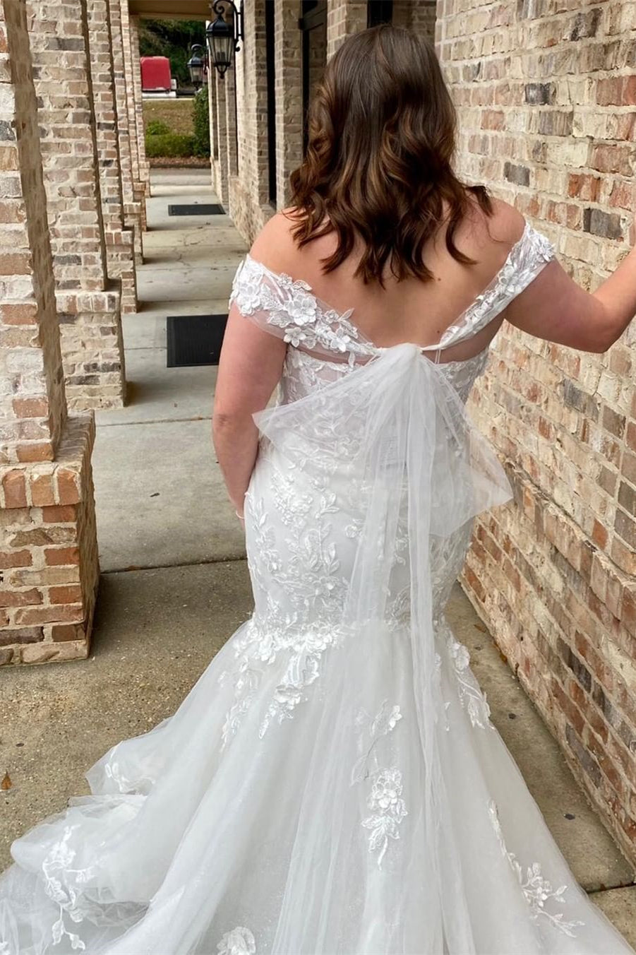 White Appliqués Off-the-Shoulder Trumpet Long Wedding Dress