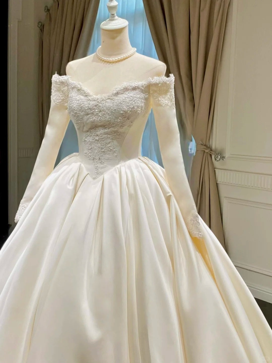 Girlhomeshops-A must-have for minimalist brides! Plain satin long-sleeved wedding dress gh5440