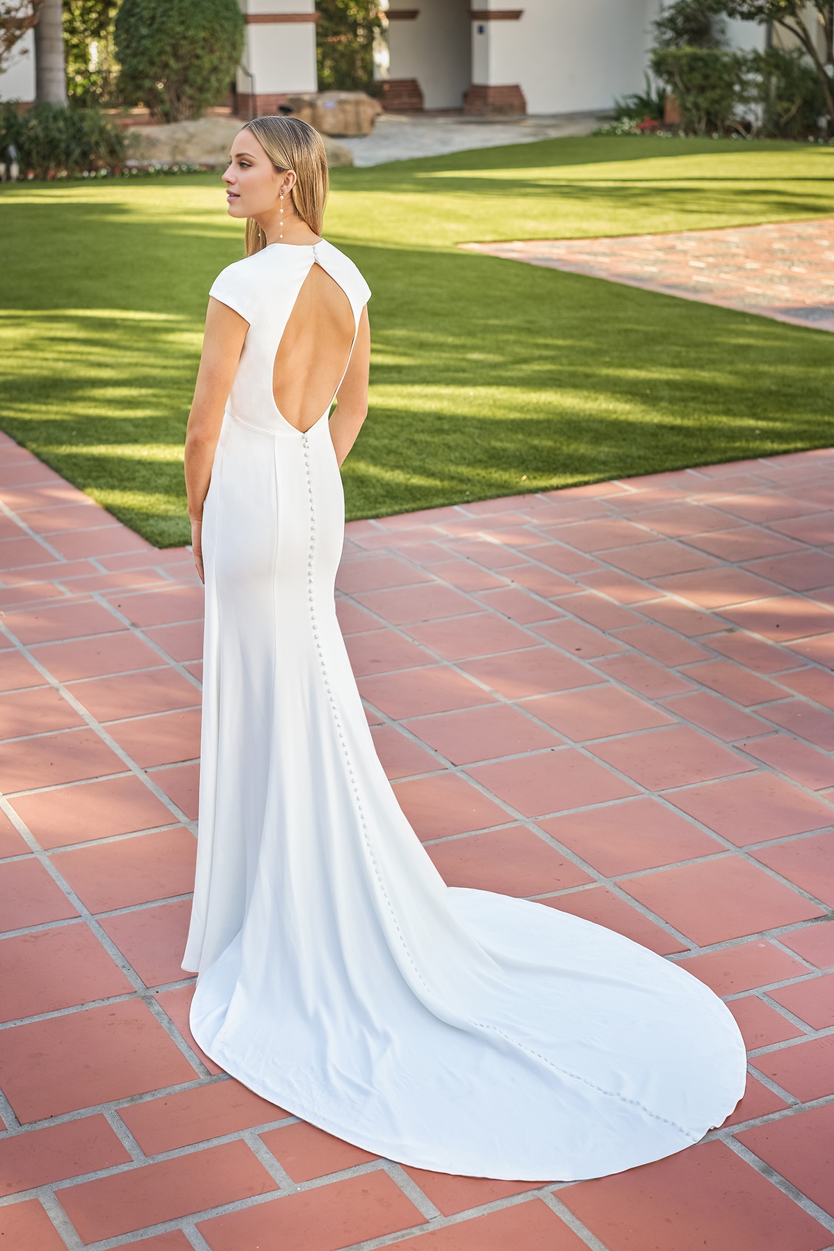 Deep V-neck tight corset with short sleeves and floor length wedding dress