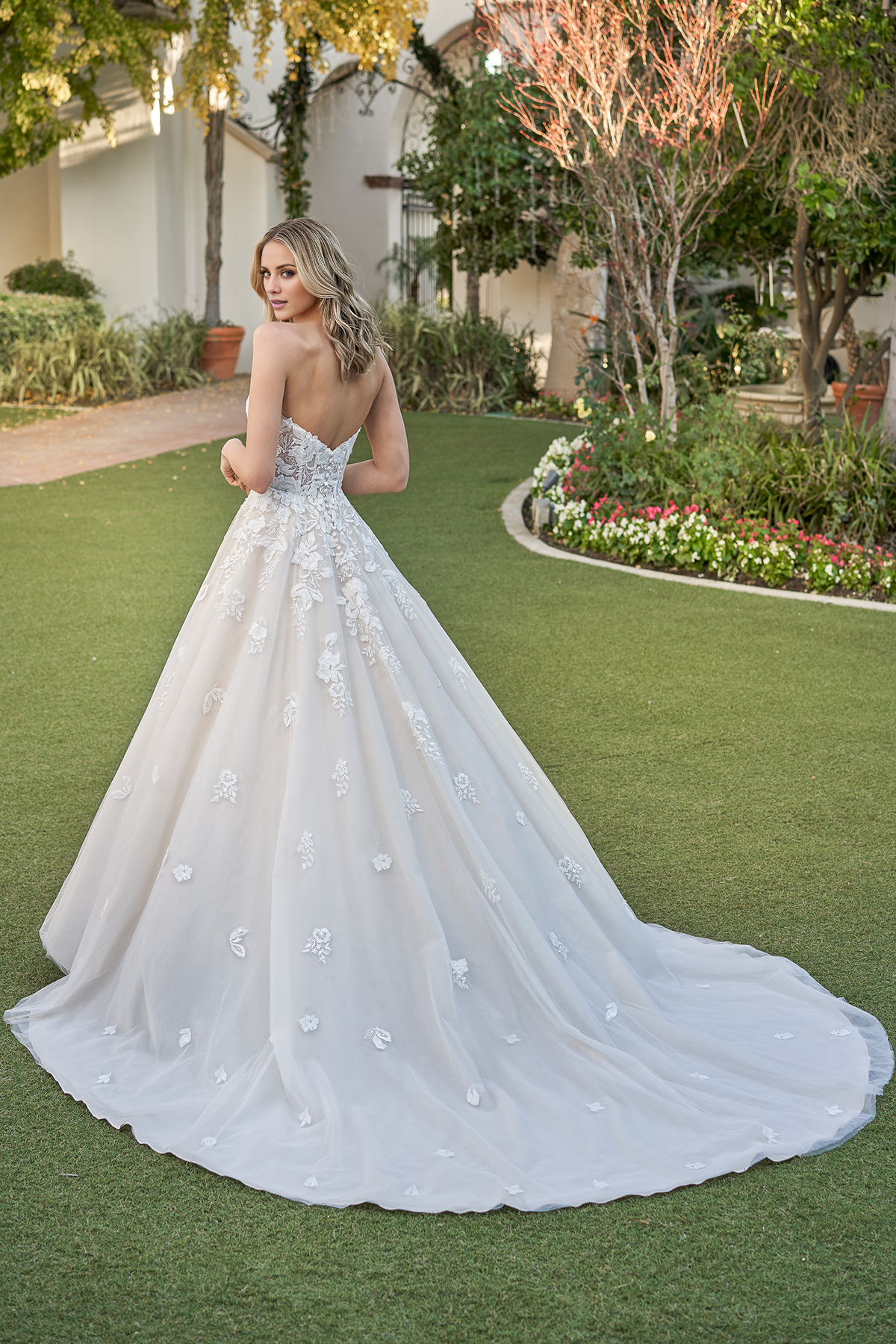 A-line strapless heart-shaped collar with delicate lace decal and floor length wedding dress