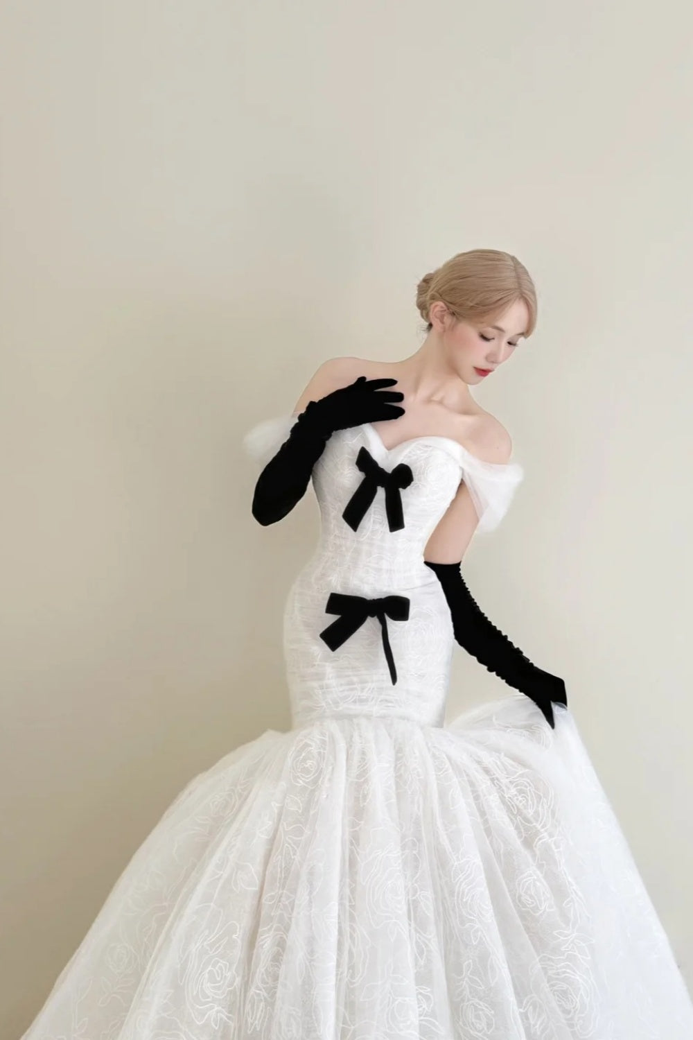 girlhomeshops-Vintage Black-White Contrast Bow Off-Shoulder Mermaid Court Style Wedding Gown gh6026