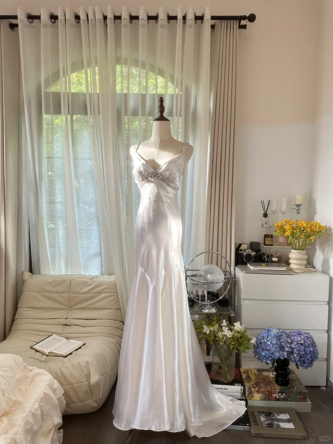 Retro White V-neck Spaghetti Strap Design Elegant Satin Evening Dress Prom Dress HZ1024