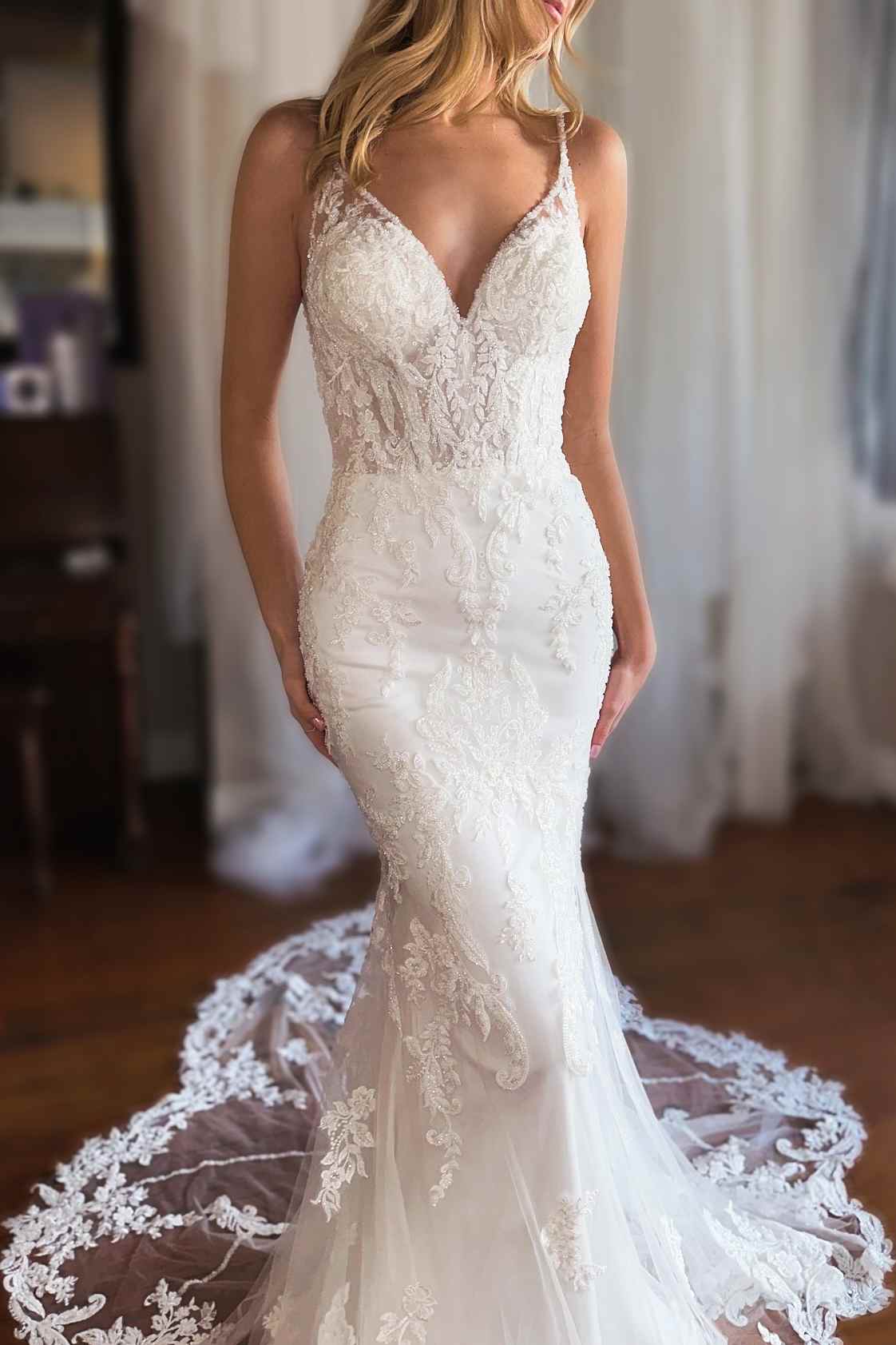 Romantic V-Neck Mermaid Lace Wedding Dress with Applique