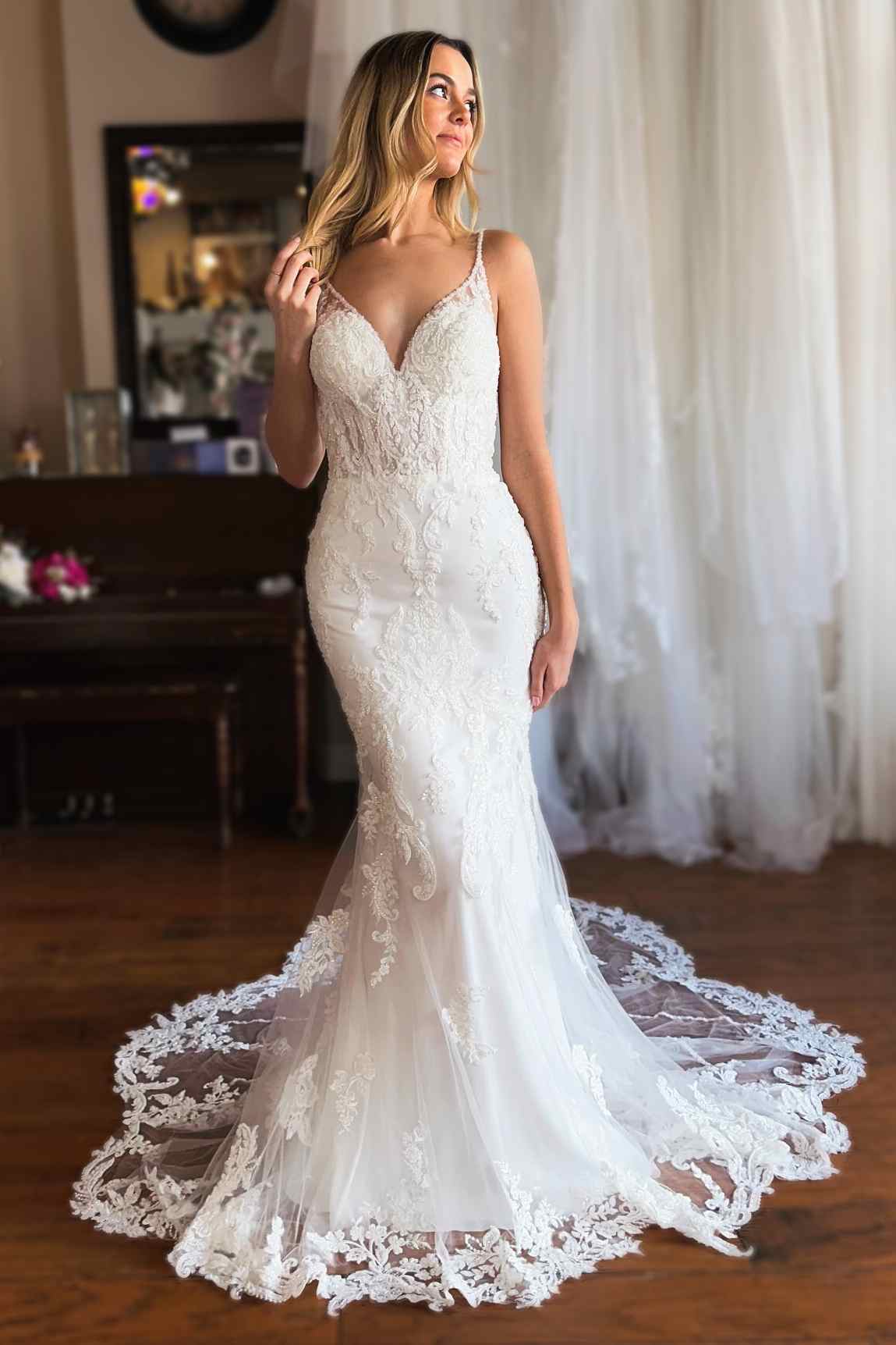 Romantic V-Neck Mermaid Lace Wedding Dress with Applique