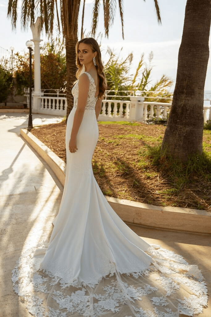 Floral Wedding Dress Sleeveless Wedding Dress Fitted Lace Wedding Dress V-Neck Wedding Dress with Train