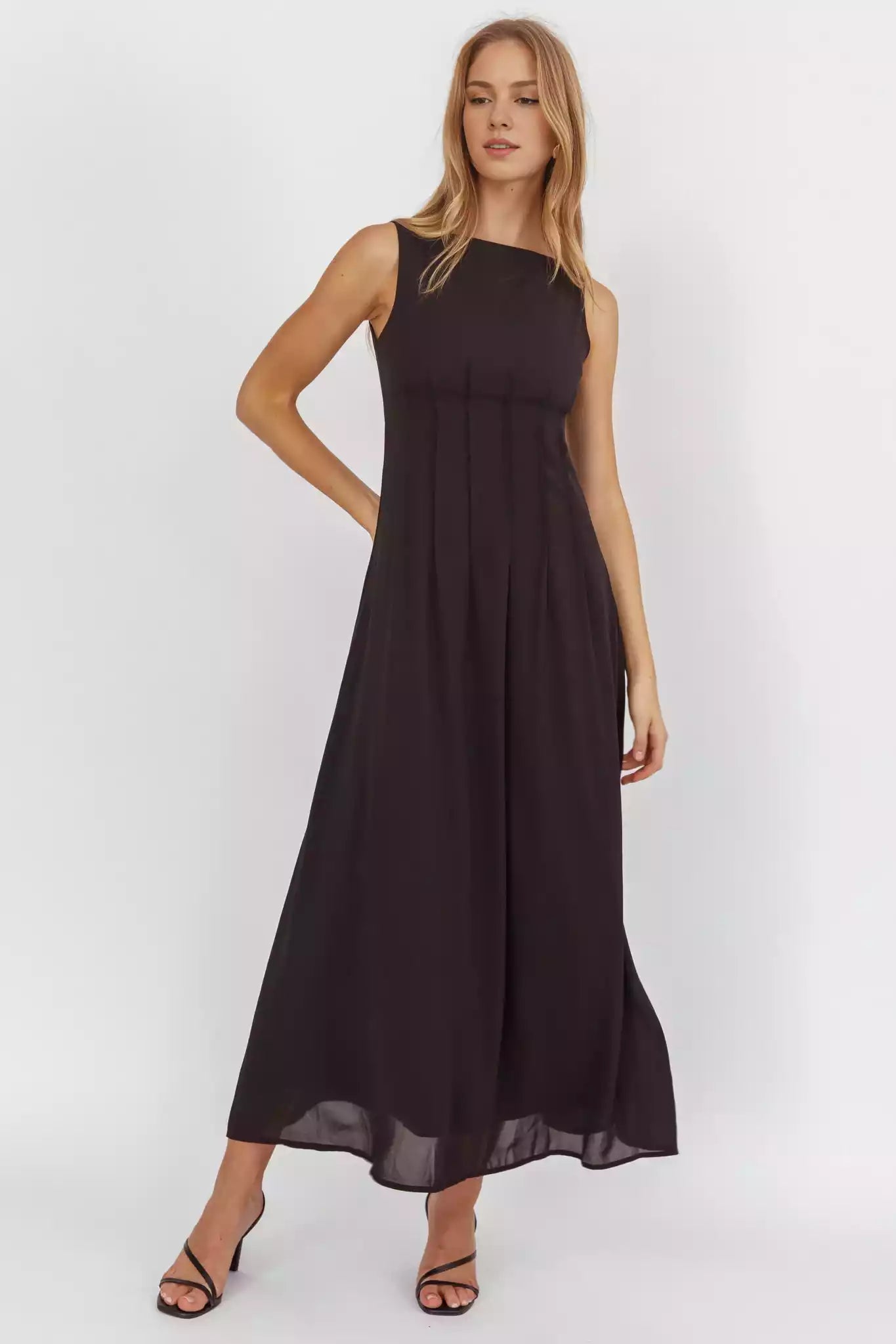 Fashionable sleeveless pleated details with zipper at the back, eye-catching focus Prom Dresses