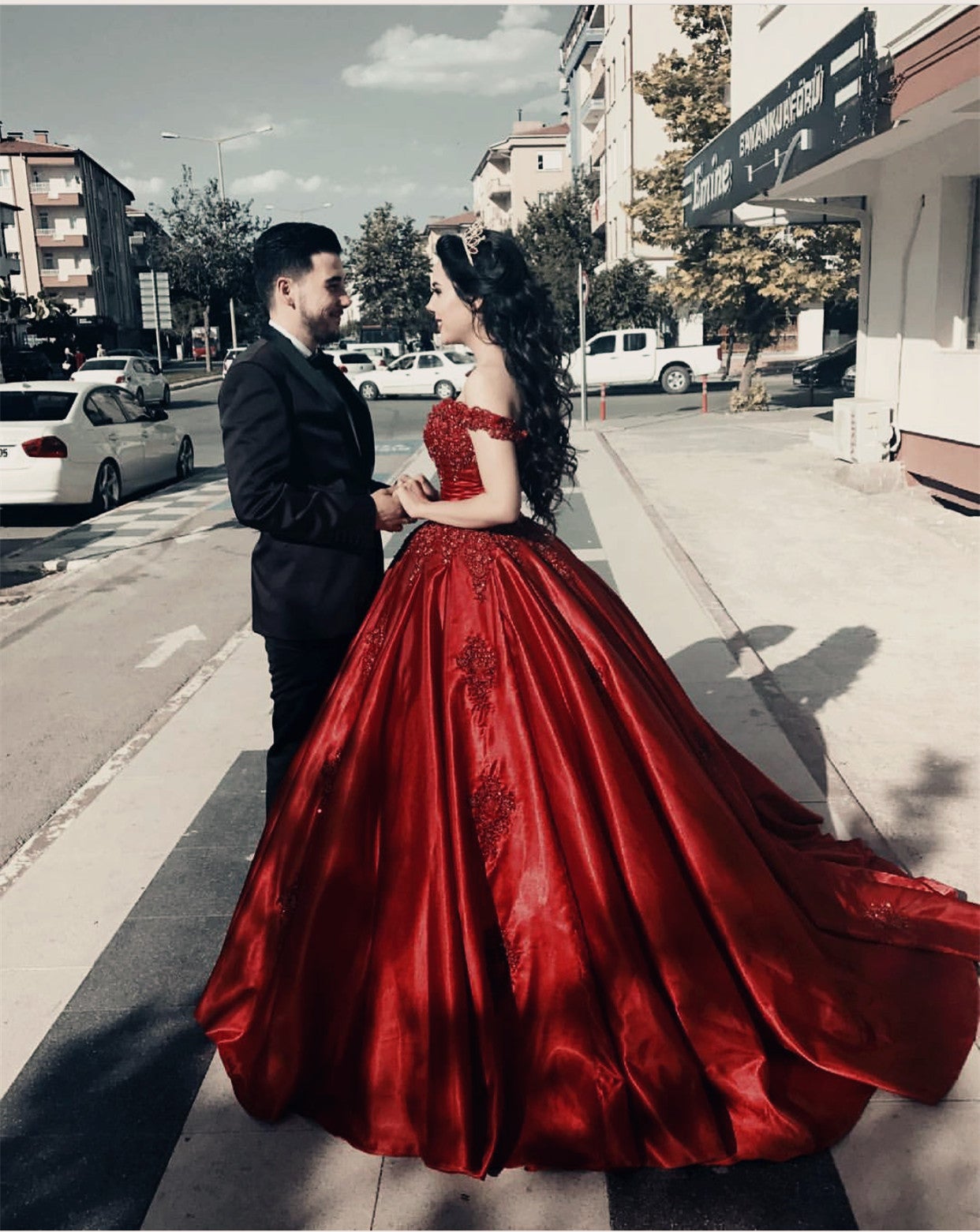 Gorgeous Lace Beaded V Neck Burgundy Ball Gowns Wedding Dresses Off Shoulder