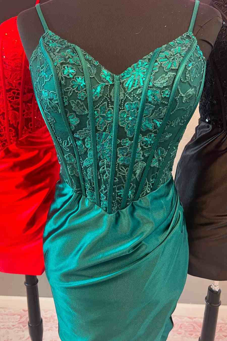 Red Sequins V-neck Bodycon Homecoming Dresses with Applique