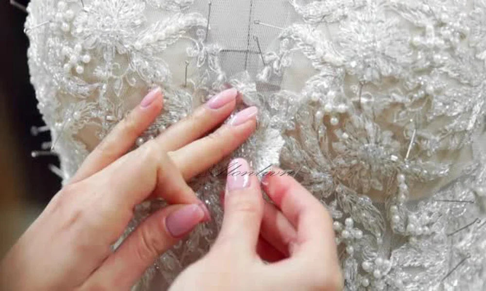 Alonlivn Custom Made Luxury Appliques Lace Ball Gown Wedding Dresses Chapel Train V-Neck Bridal Gowns