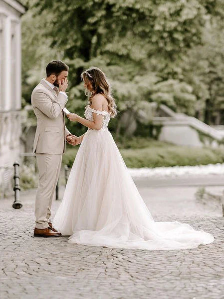 Wonderful Appliqued A-line Wedding Dresses Tulle Gowns Floor Length Beautiful