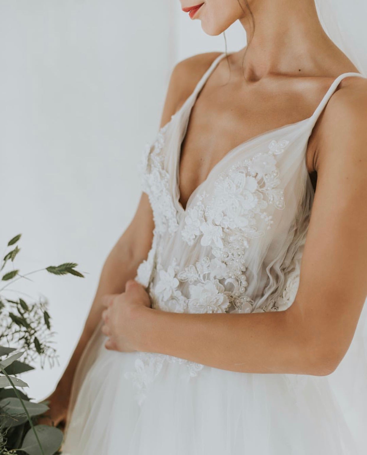 Lovely Handmade Flowers V-neck Tulle Backless Wedding Dresses