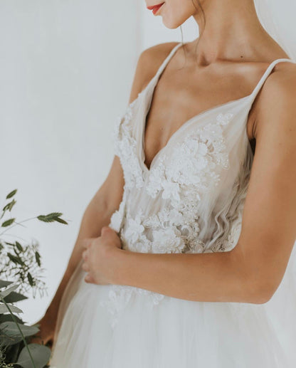 Lovely Handmade Flowers V-neck Tulle Backless Wedding Dresses