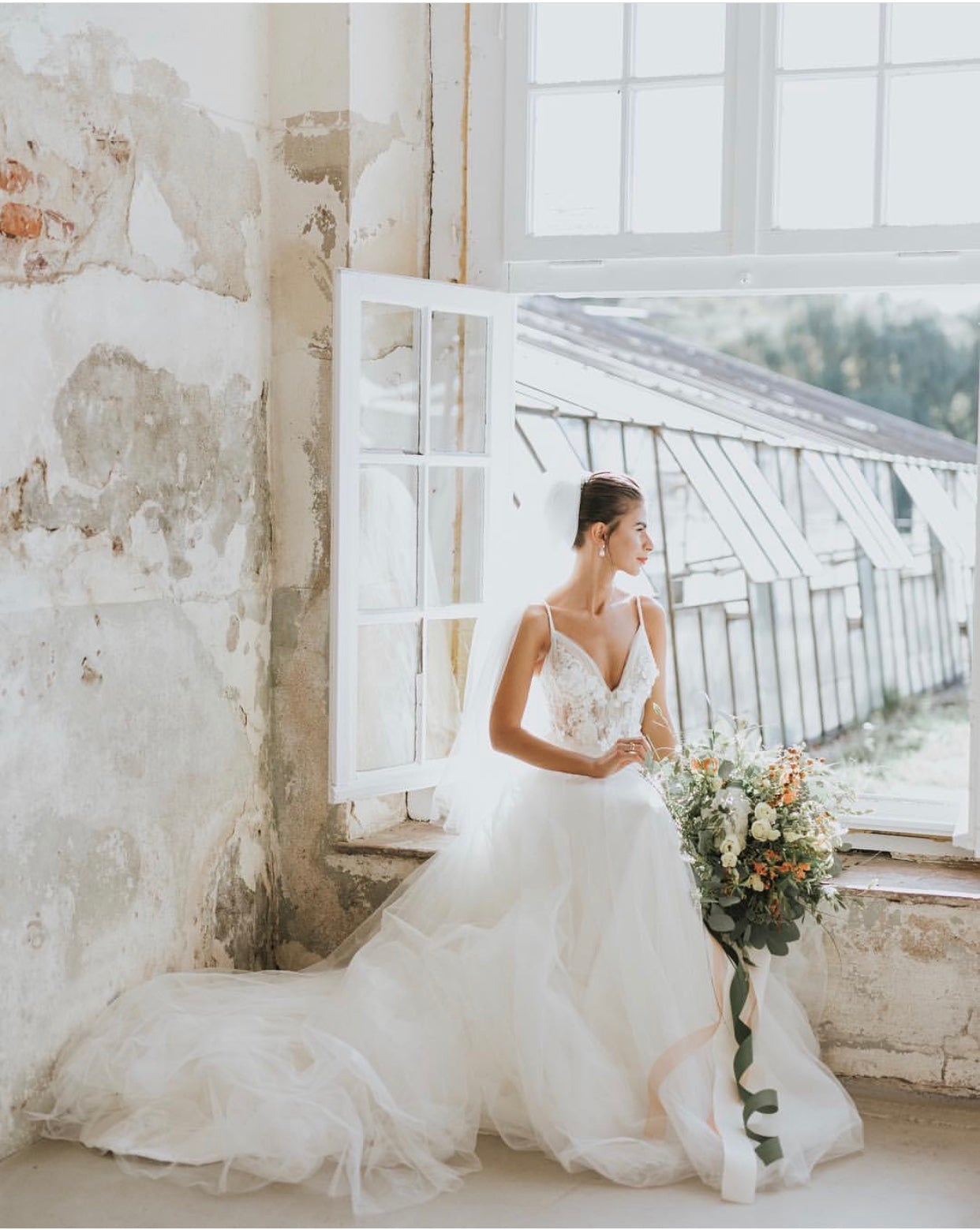 Lovely Handmade Flowers V-neck Tulle Backless Wedding Dresses
