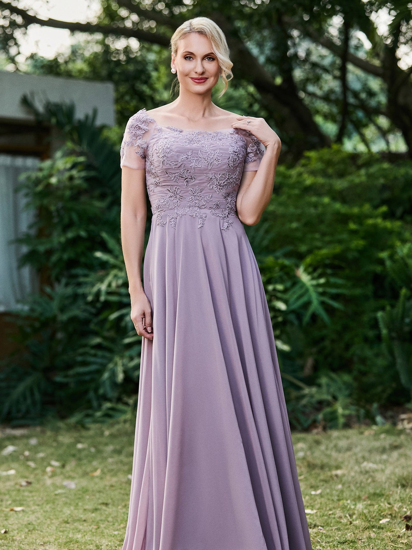 Flower Appliqued Chiffon Dress with Pleated Tahiti