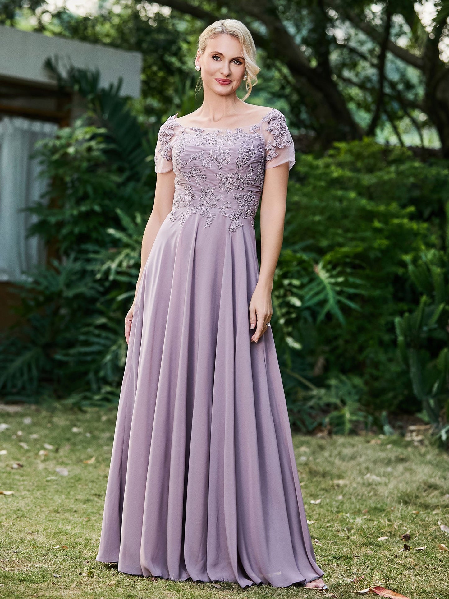 Flower Appliqued Chiffon Dress with Pleated Tahiti
