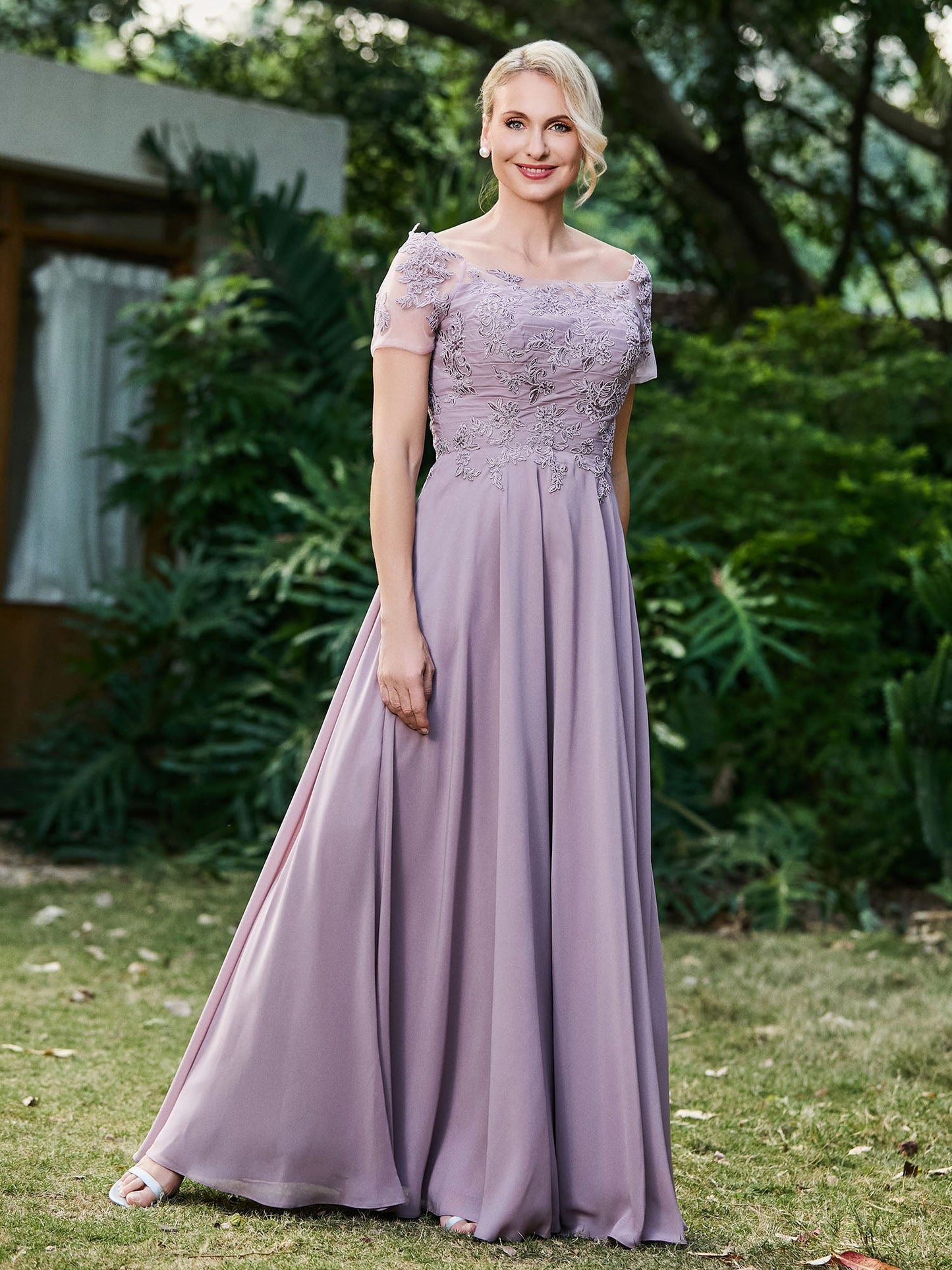 Flower Appliqued Chiffon Dress with Pleated Tahiti