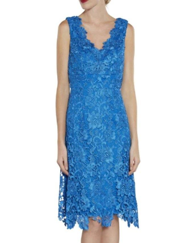 Sheath / Column Mother of the Bride Dress Elegant V Neck Knee Length Chiffon Lace Sleeveless with Ruching - RongMoon