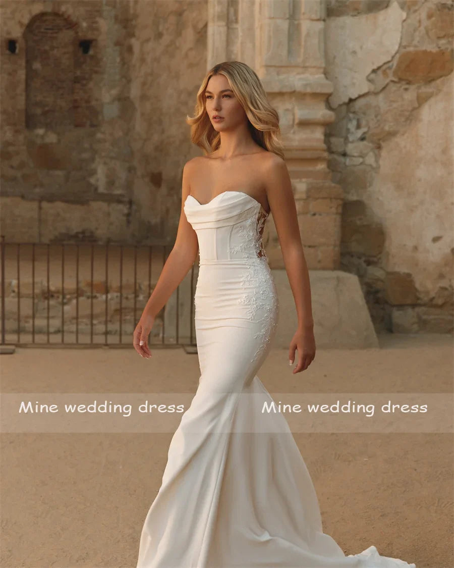 Customized Luxury Strapless Lace Wedding Dress with Zipper