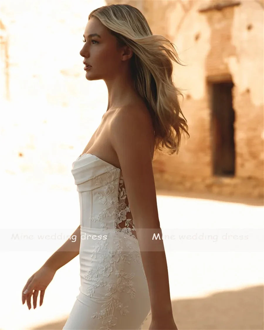 Customized Luxury Strapless Lace Wedding Dress with Zipper