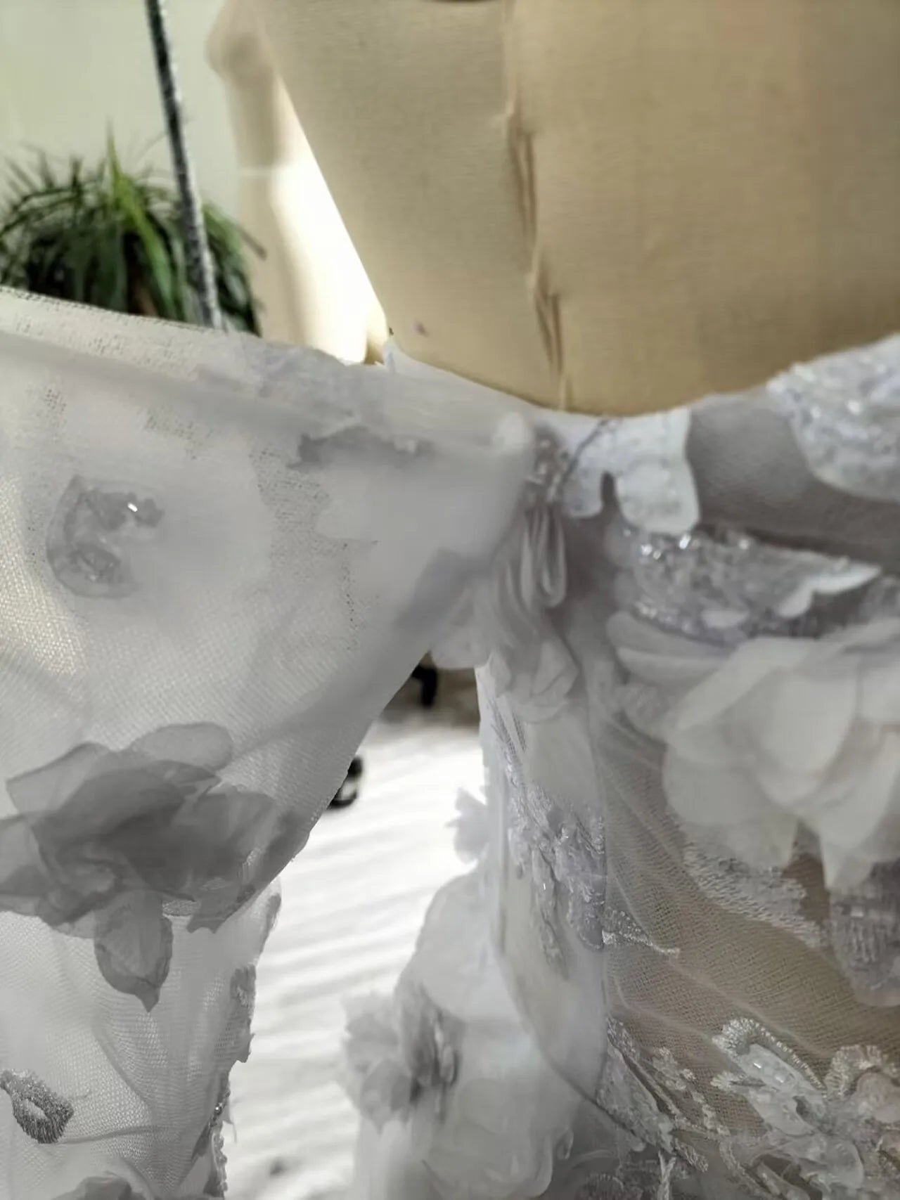 Women's Short Wedding Dresses Lace Floral Appliques Bridal Gown Strapless with Long Sleeves Prom Dress