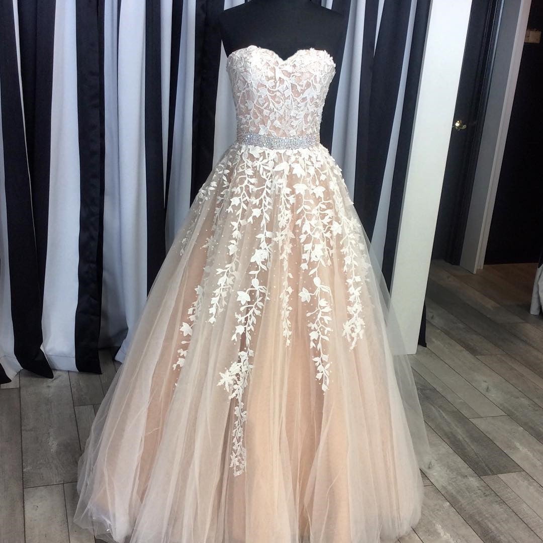 Sweetheart Crystal Beading Waistline Tulle Wedding Dresses Lace Embroidery