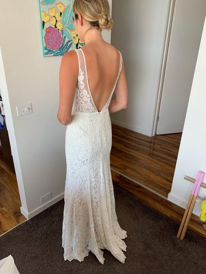A-Line/Princess V-neck Lace Floor-Length Wedding Dress