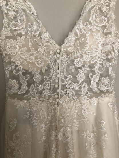 Sweep Train Tulle Wedding Dress with Appliques Lace