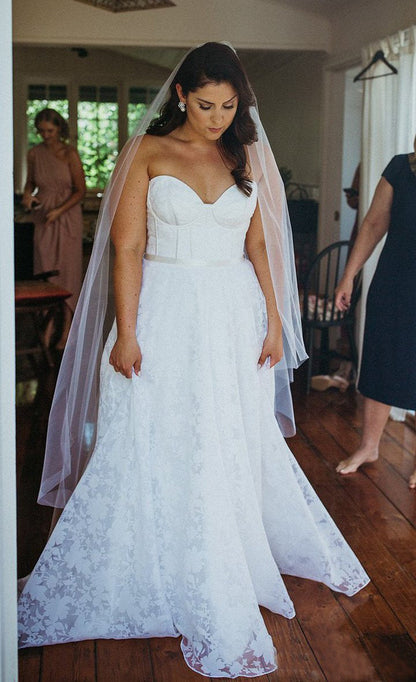 Appliques Sweep Train Sweetheart Plus Size Wedding Dresses
