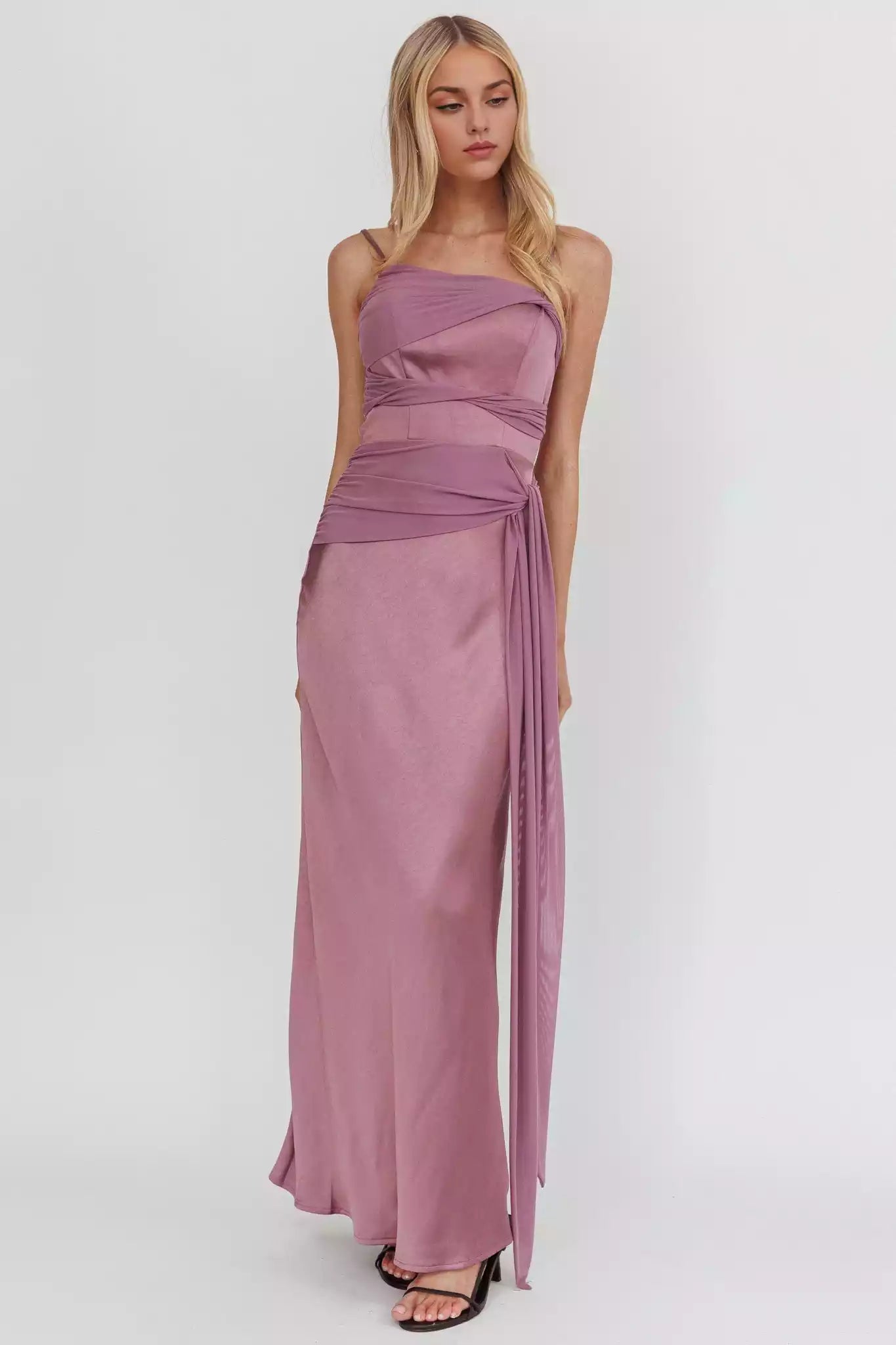 Unforgettable mesh details lined with knots at the waist and zippered back Prom Dresses
