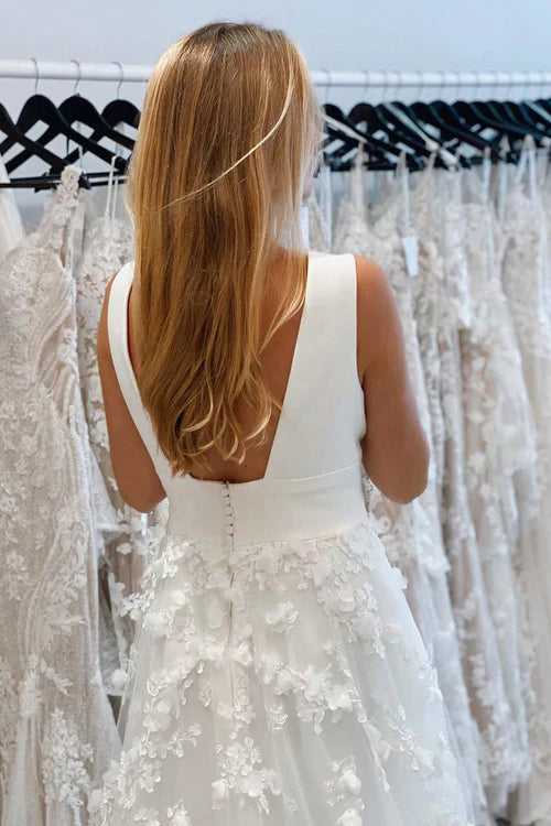 Aimishang Elegant White Deep V-Neck Backless Long Wedding Dress with Appliques