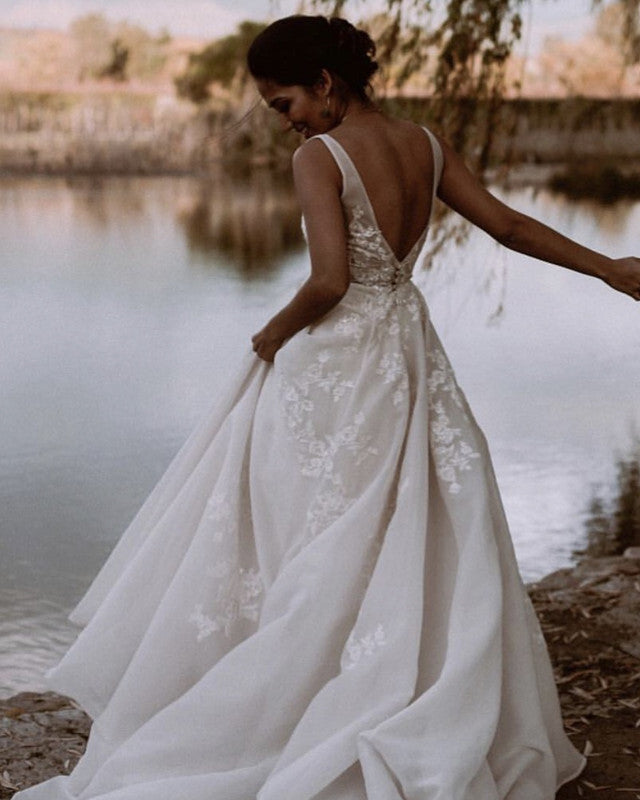 Elegant V Neck Appliques Wedding Dress Backless