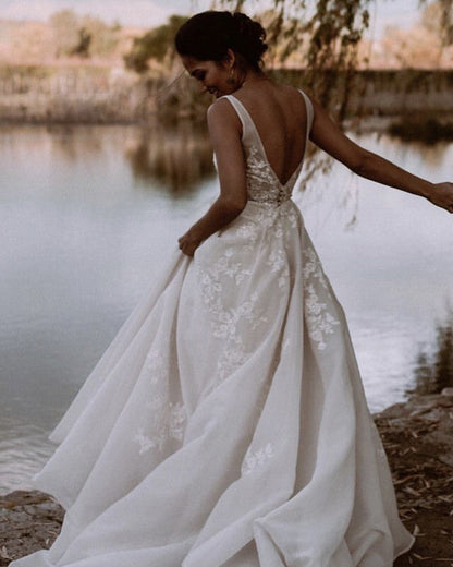 Elegant V Neck Appliques Wedding Dress Backless