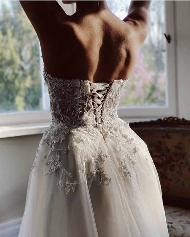 Charming Tulle Sweetheart Wedding Dress Lace Embroidery
