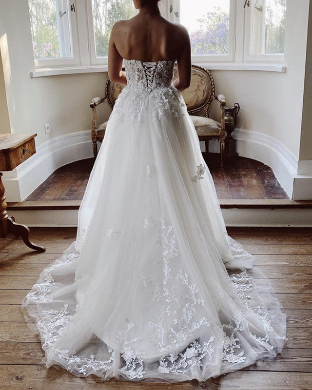 Charming Tulle Sweetheart Wedding Dress Lace Embroidery