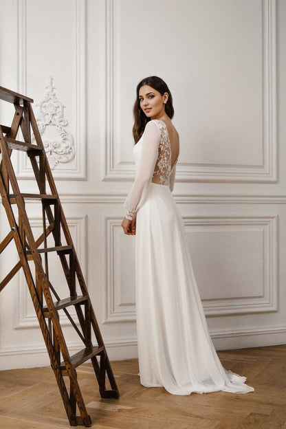 Exquisite and beautiful white long sleeved wedding dress