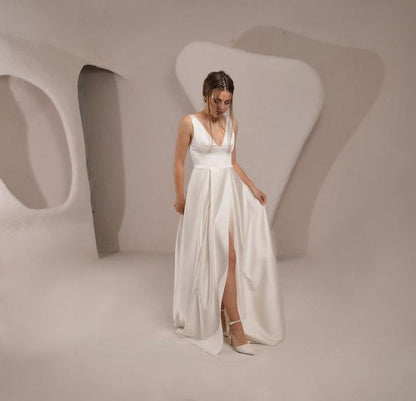 Simple Wedding Dress Pleated Skirt Wedding Gown V Neck Open Back Bridal Gown