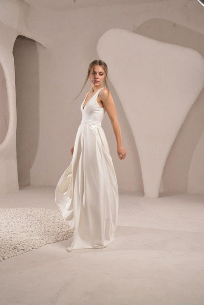 Simple Wedding Dress Pleated Skirt Wedding Gown V Neck Open Back Bridal Gown